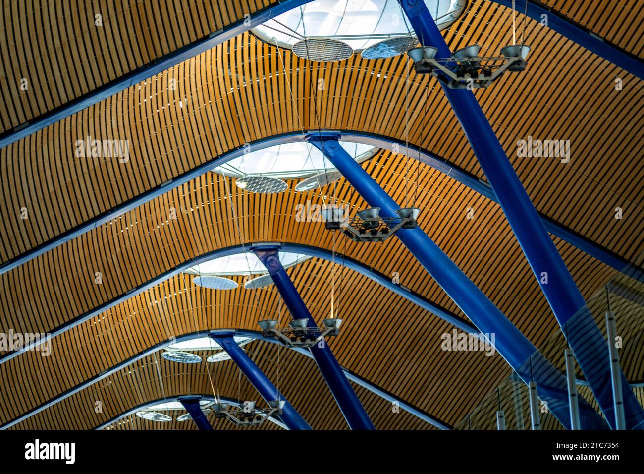 Soffitto, luci e finestre luminose del terminal satellitare T4 dell'aeroporto Barajas, nella città spagnola di Madrid, questo aeroporto internazionale è attivo Foto Stock