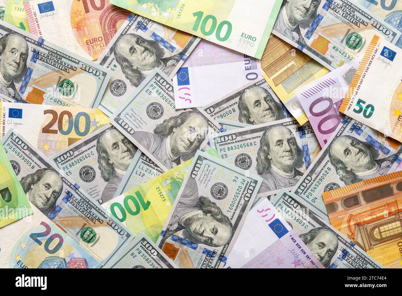 Sfondo costituito da banconote in euro e in dollari. Banconote in carta europea multicolore con diverse denominazioni sullo sfondo. Primo piano Foto Stock