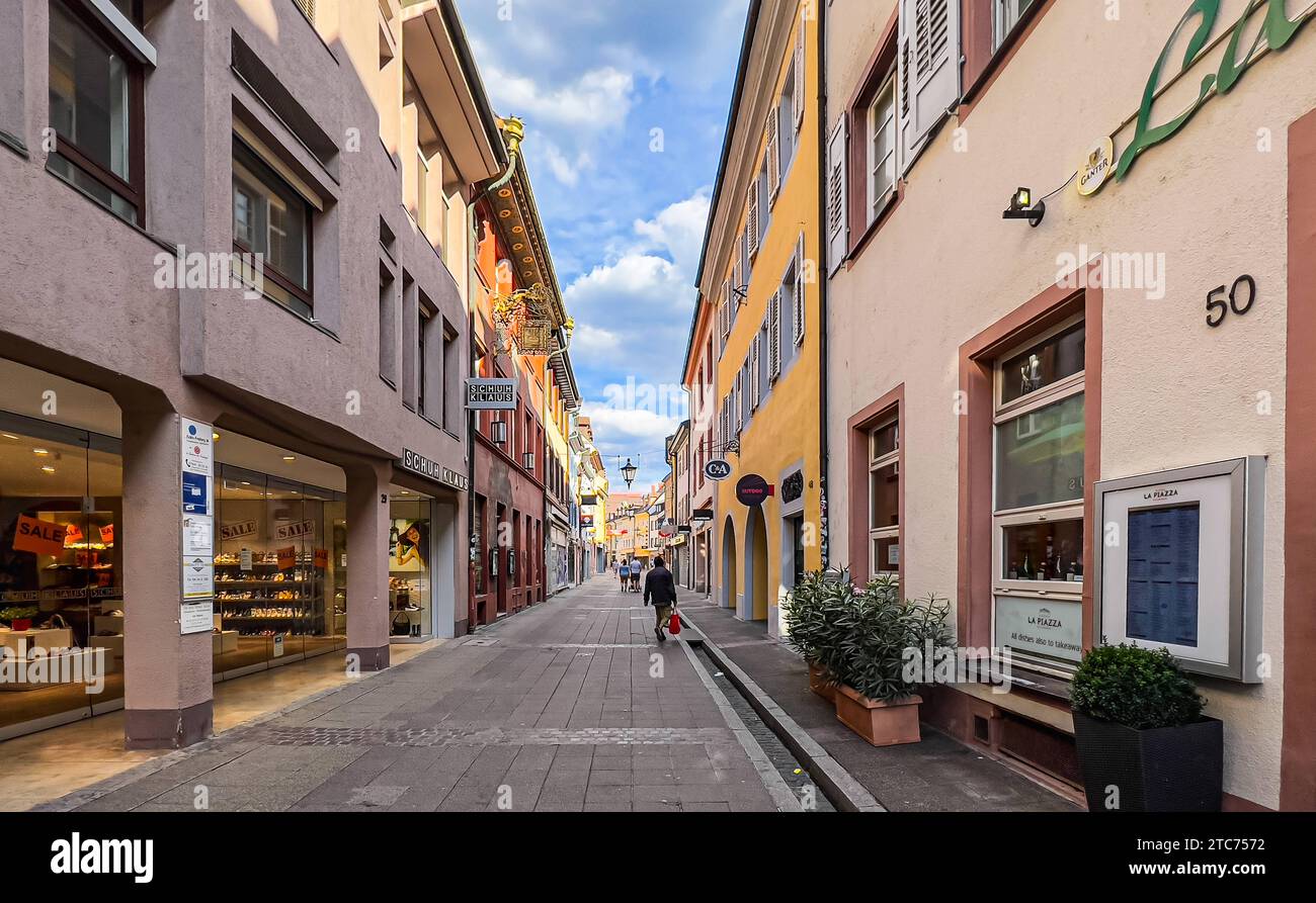 Freiburg im Breisgau Blick in eine Altstadtstrasse von Freiburg im Breisgau. Es sind nur wenige Menschen unterwegs. Freiburg im Breisgau, Deutschland, 07.08.2022 *** Freiburg im Breisgau Vista in una vecchia strada della città di Friburgo im Breisgau ci sono solo poche persone sulla strada Freiburg im Breisgau, Germania, 07 08 2022 credito: Imago/Alamy Live News Foto Stock