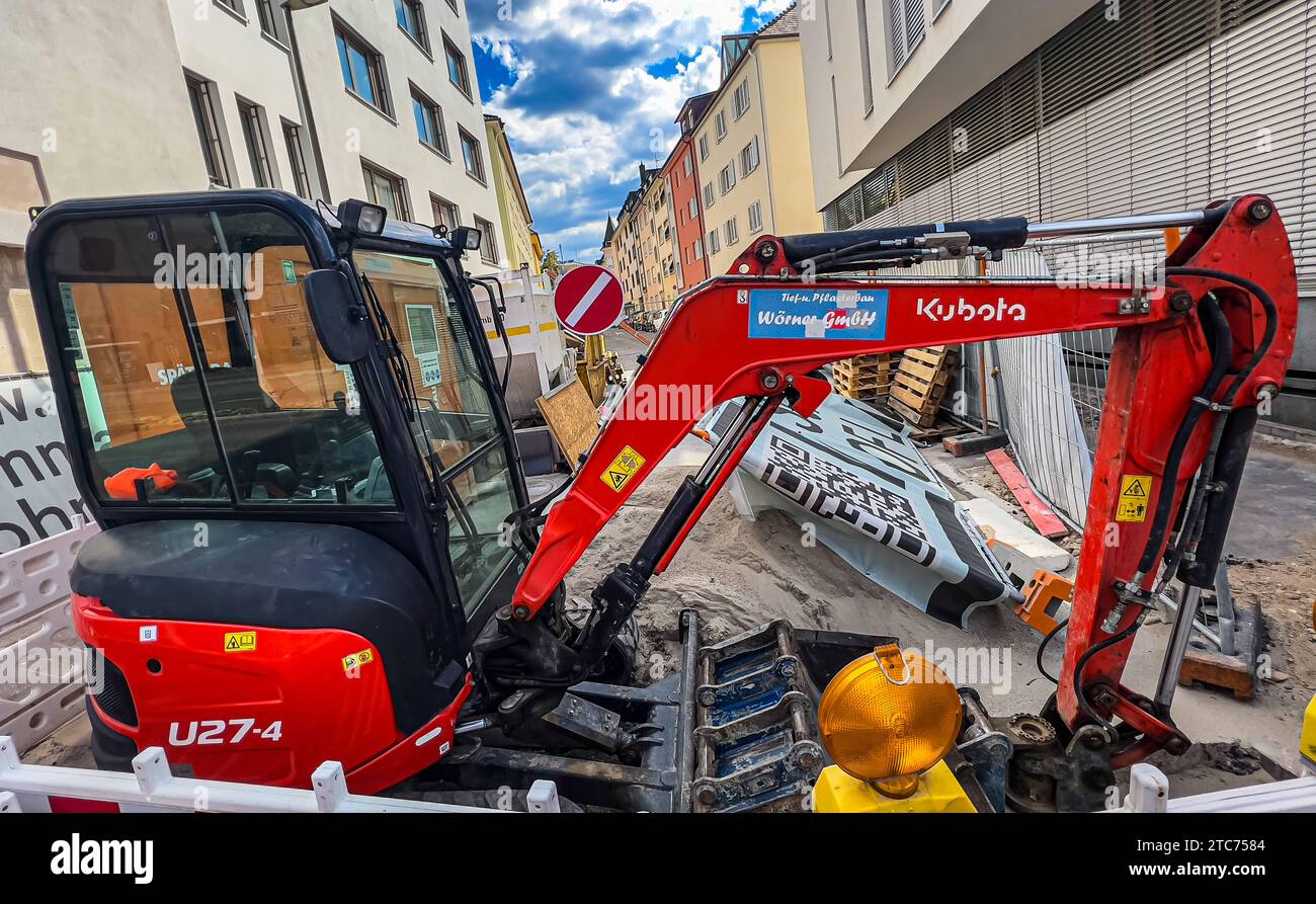 Baustelle Eine Baustelle mit einem Bagger. Freiburg im Breisgau, Deutschland, 07.08.2022 *** cantiere Un cantiere con un escavatore Freiburg im Breisgau, Germania, 07 08 2022 credito: Imago/Alamy Live News Foto Stock