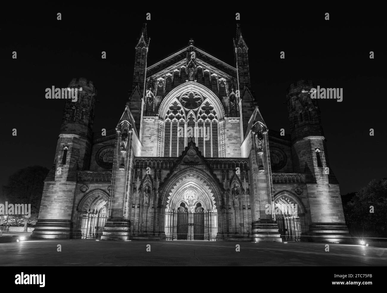 La meraviglia architettonica della cattedrale di Hereford illuminata al calar della notte. Herefordshire Inghilterra Regno Unito. Novembre 2023 Foto Stock