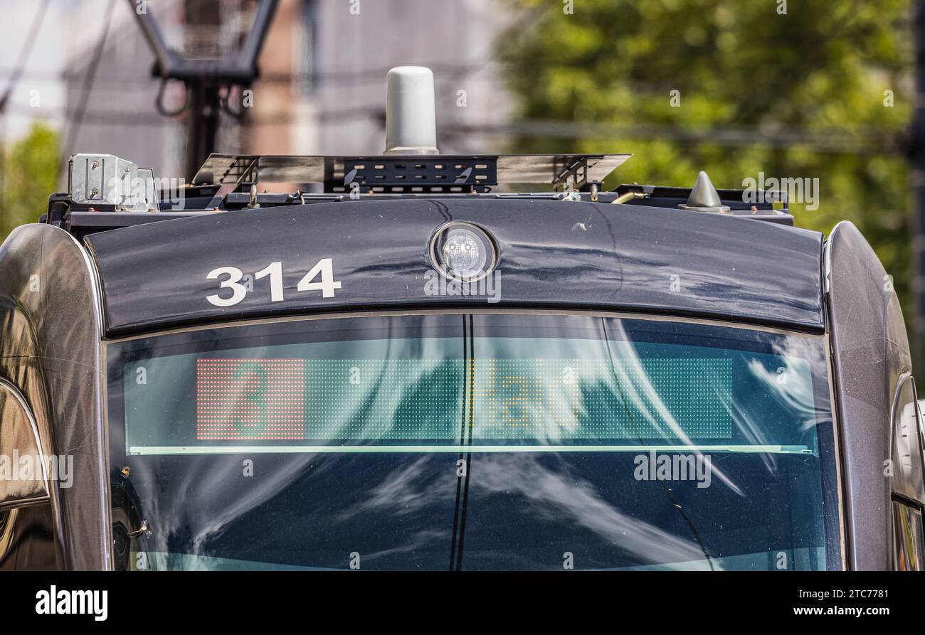 Strassenbahn LED Anzeige einer Strassenbahn der Linie 3 a Friburgo im Breisgau mit der zugehörigen Zieldestination. Freiburg im Breisgau, Deutschland, 07.08.2022 *** Streetcar LED display di un tram della linea 3 a Friburgo im Breisgau con la destinazione corrispondente Friburgo im Breisgau, Germania, 07 08 2022 Foto Stock