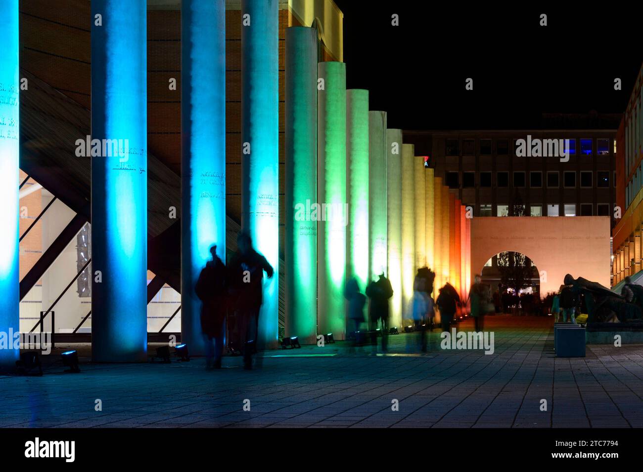 ALS Aktion zum 75. Jahrestag der Verkündung der Allgemeinen Erklärung der Menschenrechte illuminiert die Lichtinstallation Annäherung , vom VEB Lichtbildklub und dem Menschenrechtsbüro Nürnberg ins Leben gerufen, die Säulen und das Tor der Straße der Menschenrechte. Auf den Säulen in der Straße sind die 30 Artikel der un-Menschenrechtscharta in verschiedenen Sprachen zu lesen. Nürnberg, 10.12.2023 Bayern Deutschland *** come campagna per celebrare il 75 Annäherung anniversario della proclamazione della dichiarazione universale dei diritti umani, l'installazione luminosa , creata dal VEB Lichtbildklu Foto Stock