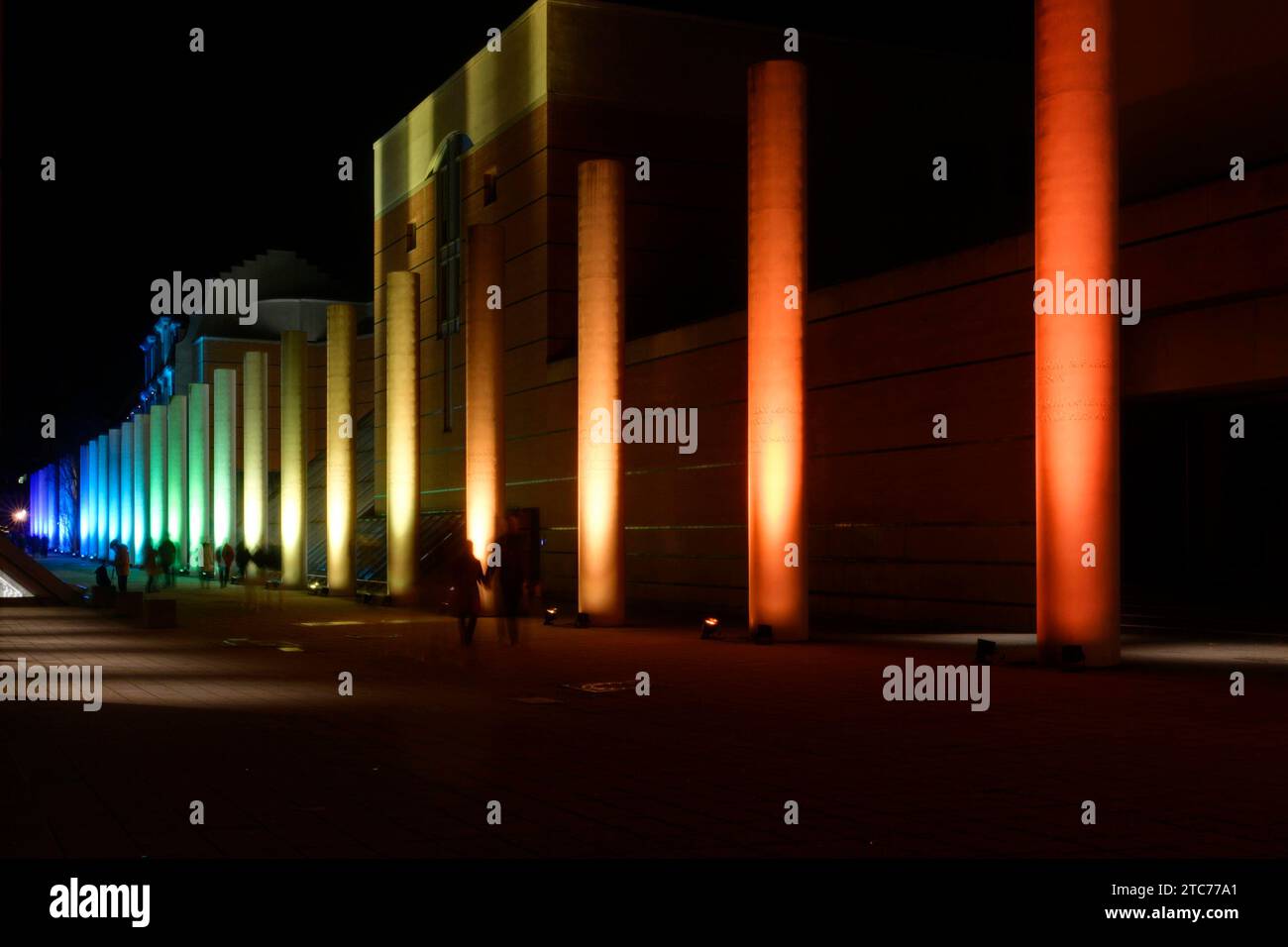 ALS Aktion zum 75. Jahrestag der Verkündung der Allgemeinen Erklärung der Menschenrechte illuminiert die Lichtinstallation Annäherung , vom VEB Lichtbildklub und dem Menschenrechtsbüro Nürnberg ins Leben gerufen, die Säulen und das Tor der Straße der Menschenrechte. Auf den Säulen in der Straße sind die 30 Artikel der un-Menschenrechtscharta in verschiedenen Sprachen zu lesen. Nürnberg, 10.12.2023 Bayern Deutschland *** come campagna per celebrare il 75 Annäherung anniversario della proclamazione della dichiarazione universale dei diritti umani, l'installazione luminosa , creata dal VEB Lichtbildklu Foto Stock