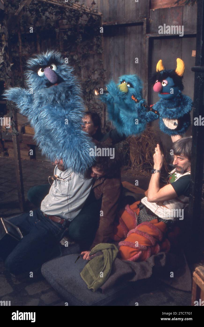 Durante una prova di Sesame Street del 1977, Carroll Spinney gestisce il banjo interpretando muppet, Harvey Monster (a destra), mentre altri 3 burattinai gestiscono altri 2 moschetti. Quello è Herry Monster all'estrema sinistra. Foto Stock
