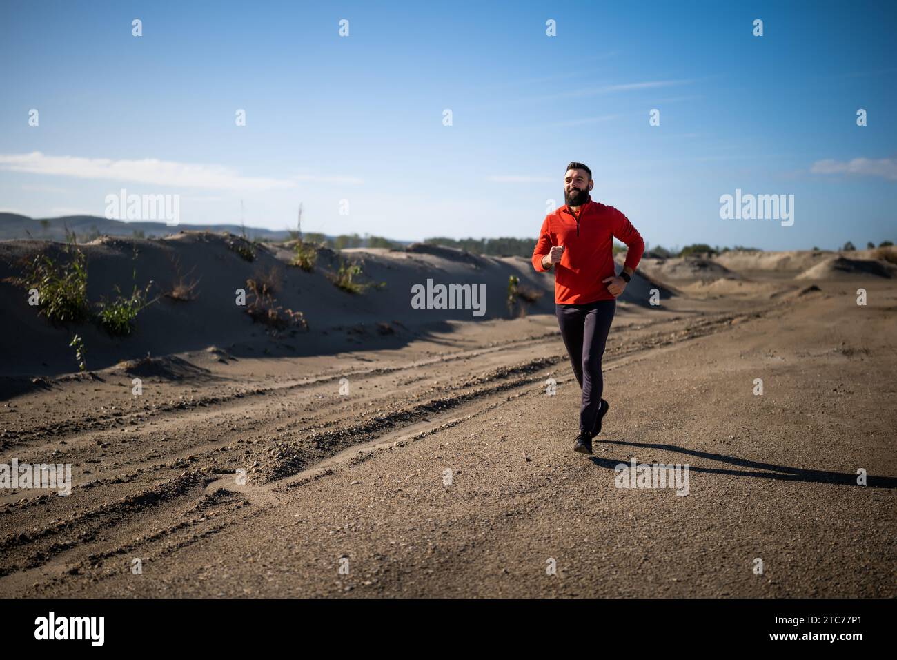 L'uomo adulto fa jogging all'aperto nelle giornate di sole. Foto Stock