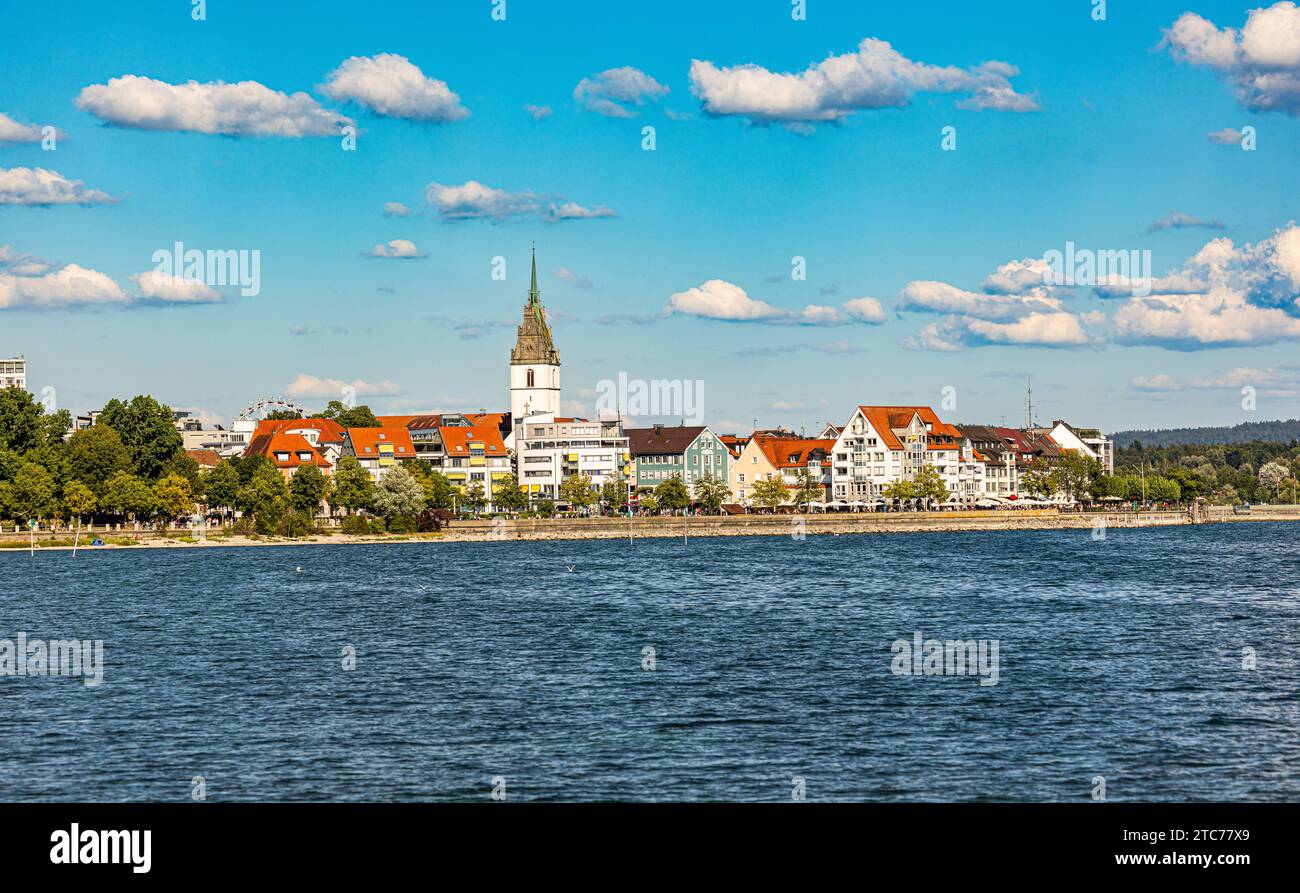 Friedrichshafen Blick von der Uferpromenande auf den gegenüberliegenden Uferbereich der Stadt Friedrichshafen am Bodensee. Friedrichshafen, Deutschland, 21.08.2022 *** Friedrichshafen Vista dal lungolago fino alla sponda opposta della città di Friedrichshafen sul Lago di Costanza Friedrichshafen, Germania, 21 08 2022 Foto Stock