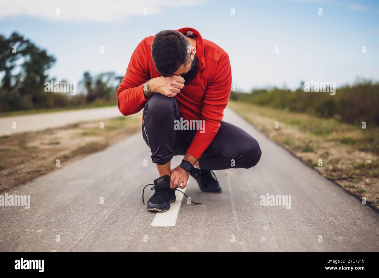 Il giovane soffre di dolore alla caviglia durante l'esercizio fisico e il jogging all'aperto. Foto Stock