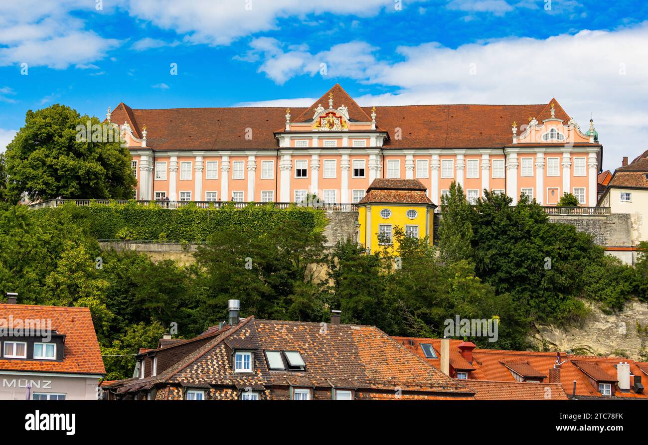 Meersburg Oberhalb der malerisch schönen Alstadt liegt das Neue Schloss Meersburg mit prächtigem Blick auf den Bodensee. Meersburg, Deutschland, 13.07.2022 *** Meersburg sopra la pittoresca città vecchia si trova il Castello di New Meersburg con una magnifica vista del Lago di Costanza Meersburg, Germania, 13 07 2022 Foto Stock