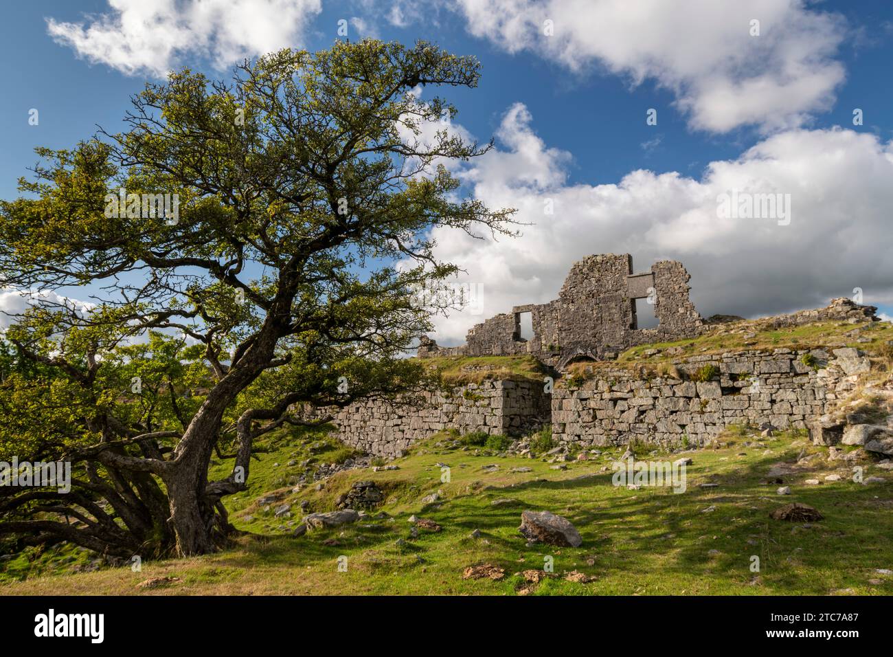 Rovine di edifici di cava a Foggintor Quarry nel Dartmoor National Park, Devon, Inghilterra. Estate (agosto) 2022. Foto Stock