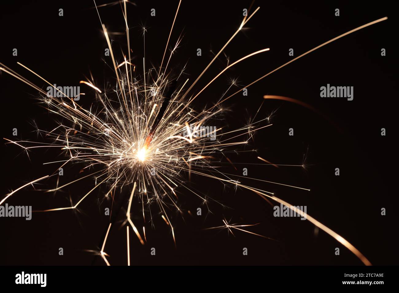 Primo piano di uno sparkler in fiamme su sfondo nero Foto Stock