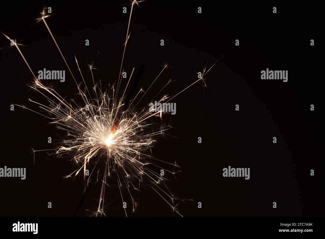 Uno sparkler in fiamme su sfondo nero Foto Stock