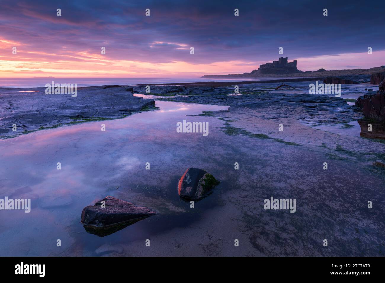 Splendido cielo all'alba sopra il castello di Bamburgh, Northumberland, Inghilterra. Primavera (marzo) 2023. Foto Stock