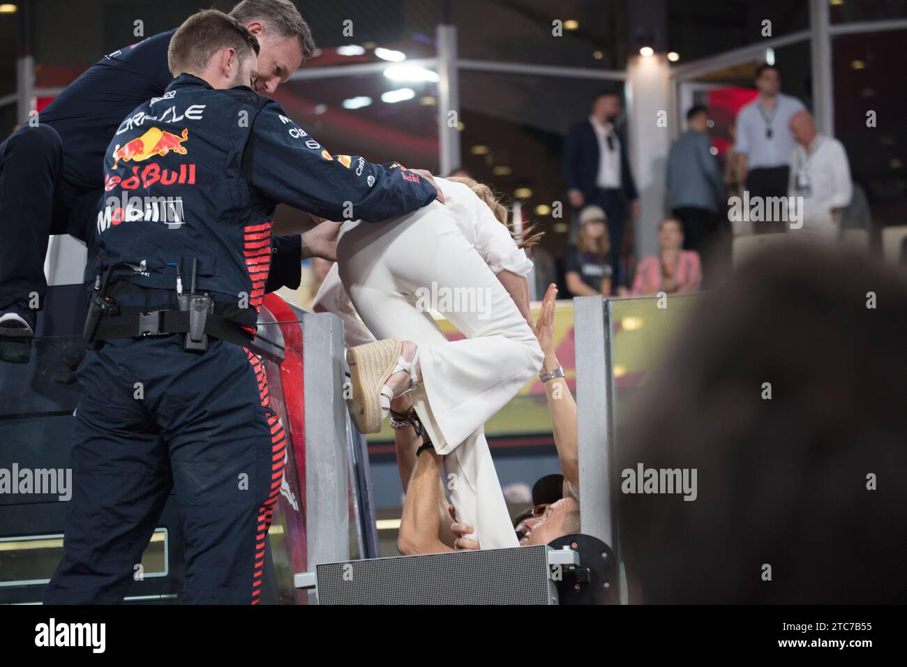 Geri Halliwell e Christian Horner scendono dal lato della pista per celebrare la vittoria di Max Verstappen per Redbull al Gran Premio di Abu Dhabi 2023 Foto Stock