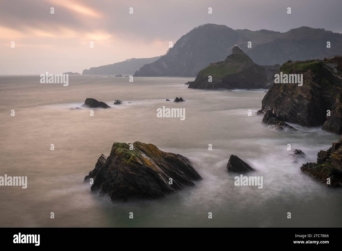 Cielo all'alba sopra la costa frastagliata di Ilfracombe da Capstone Hill, Ilfracombe, Devon, Inghilterra. Primavera (aprile) 2023. Foto Stock