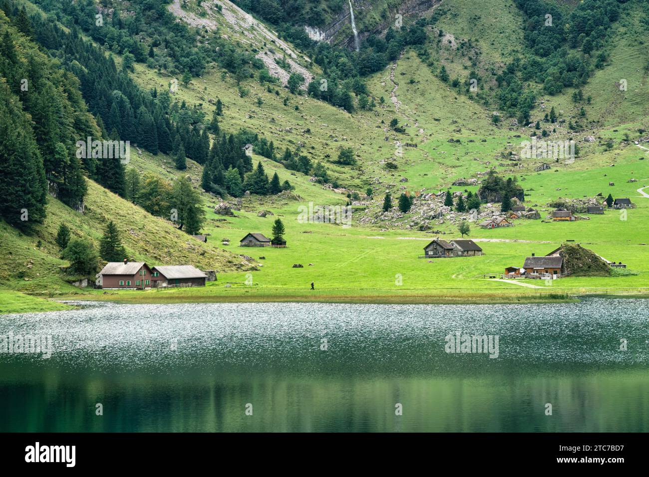 Tranquillo villaggio rustico in collina vicino al lago di montagna Seealpsee in estate ad Appenzell, Svizzera Foto Stock