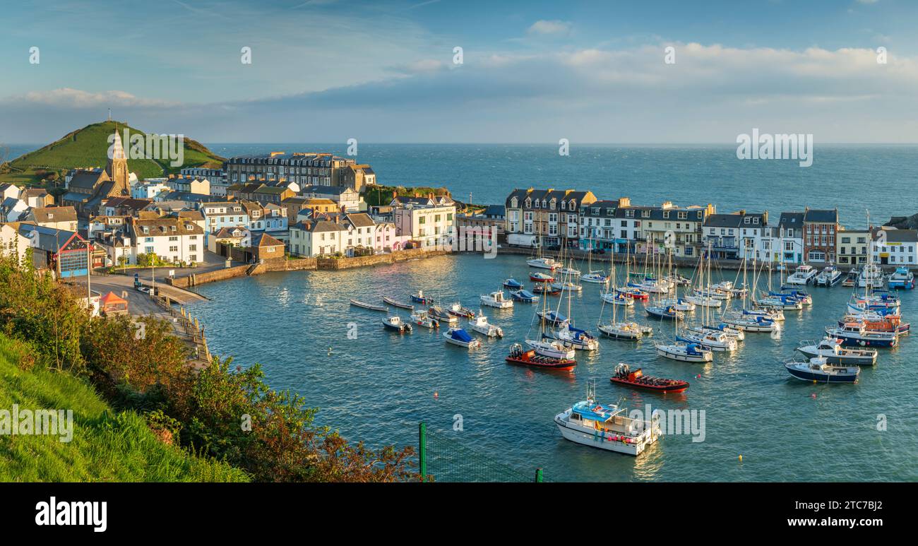 Ilfracombe Harbour in una soleggiata mattinata primaverile, Ilfracombe, Devon, Inghilterra. Primavera (aprile) 2023. Foto Stock