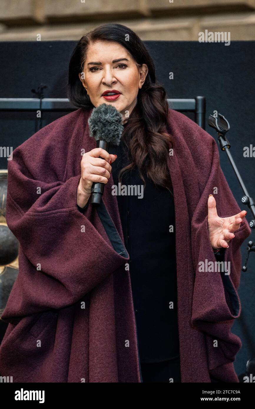 Londra, Regno Unito. 11 dicembre 2023. La performance artist Marina Abramović esegue un invito all'amore incondizionatamente nel cortile Annenberg alla Royal Academy of Arts di Londra. La sua mostra personale Marina Abramović è aperta fino al gennaio 2024. Tutti gli utilizzi devono menzionare queste prestazioni. Crediti: Guy Bell/Alamy Live News Foto Stock