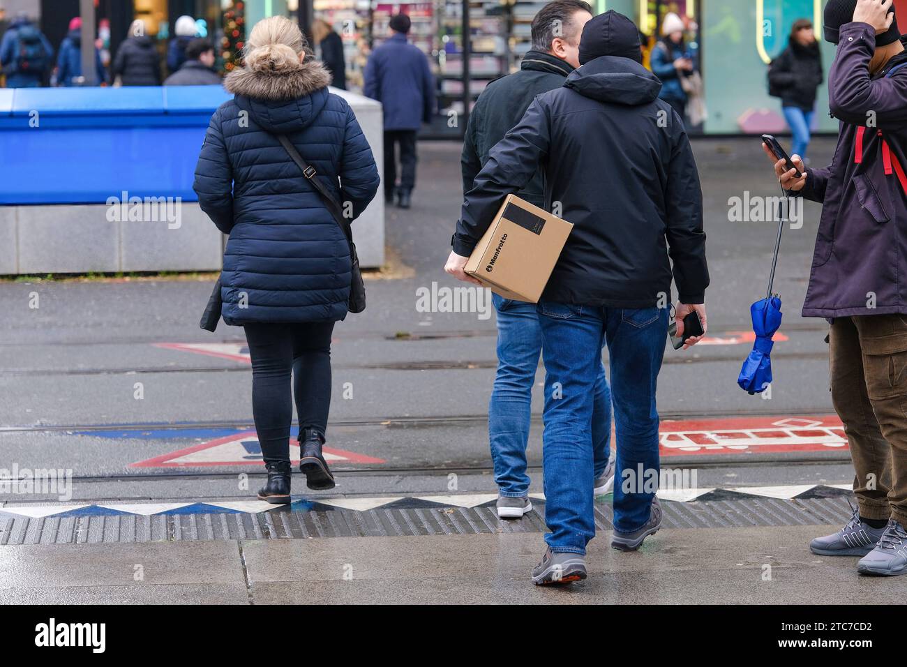 Düsseldorf 11.12.2023 Schadowstraße Einkaufsstrasse Hystreet Einkaufsstraße Shoppingmeile Einkaufsmeile Einkaufen Einzelhandel Fussgängerzone Einkaufsbummel Einkaufstasche Einkaufstaschen Einkauftasche Einkauftaschen Einkaufstraße Einkaufstrasse Modemeile Menschenmasse Menschenmenge inflazione Bürgergeld Herbstpandemie Grippewelle Weihnachtseinkäufe Weihnachtseinkauf Weihnachtsgeld Paketpost Postpaket Regenschirm smartphone Handy Smombies Düsseldorf Nordrhein-Westfalen Deutschland *** Düsseldorf 11 12 2023 Schadowstraße via dello shopping via dello shopping Hystreet via dello shopping miglio dello shopping shopping shopping shopping shopping shopping shopping shopping shopping shopping shopping Foto Stock