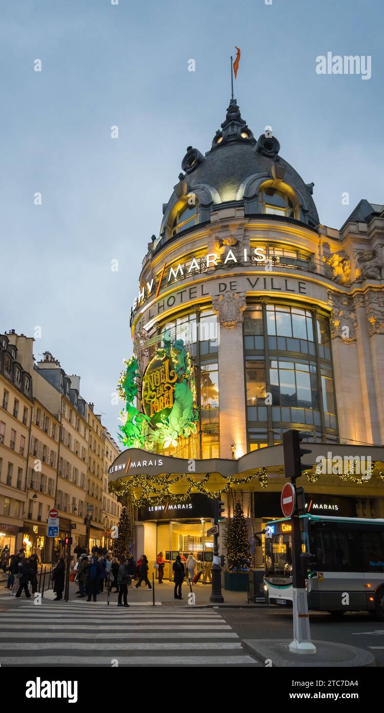 Parigi, Francia, grande magazzino BHV illuminato in via Rivoli, solo editoriale. Foto Stock