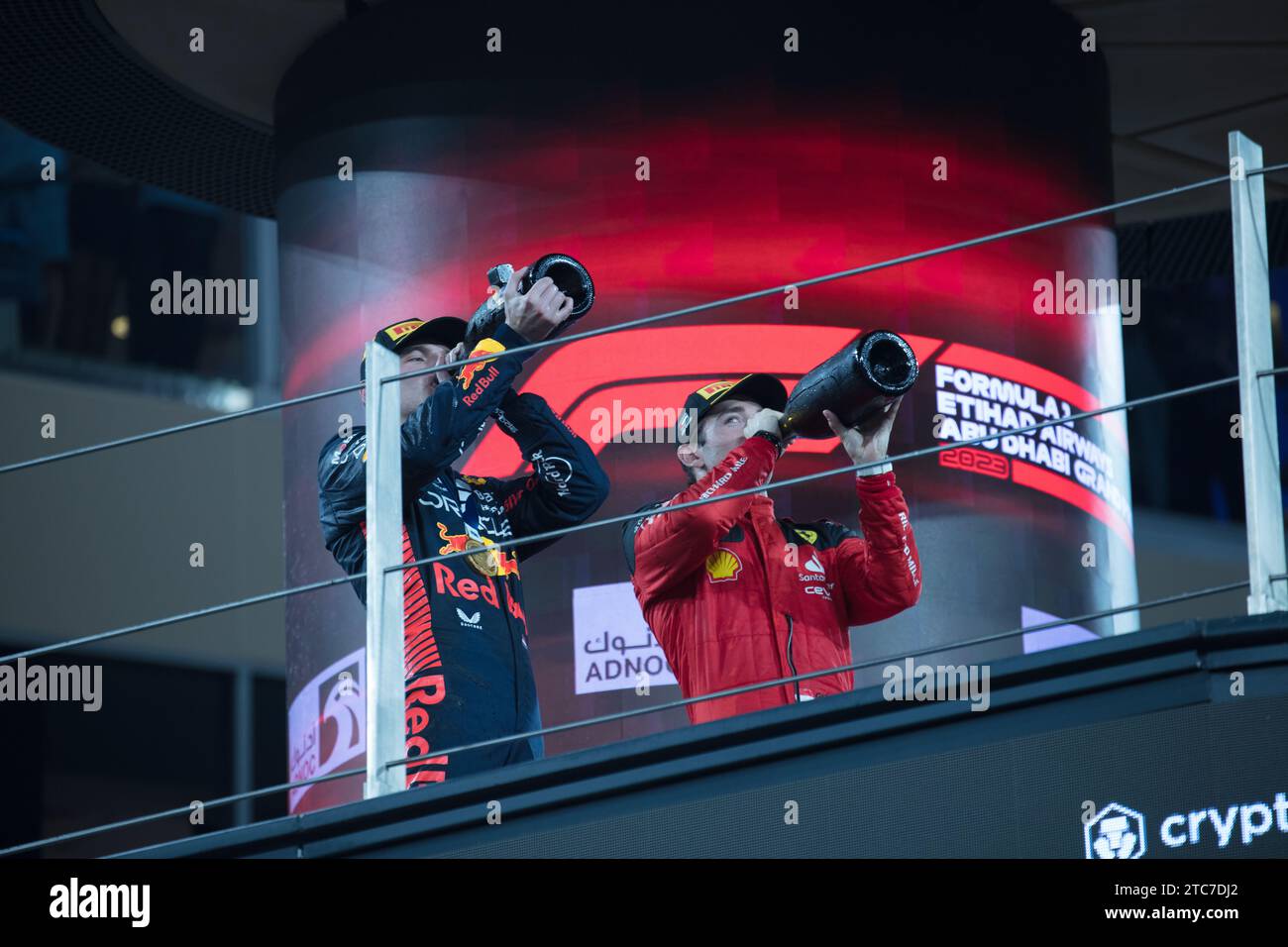 Max Verstappen e Charles Leclerc festeggiano l'arrivo del primo e del secondo Gran Premio di Abu Dhabi 2023 Foto Stock