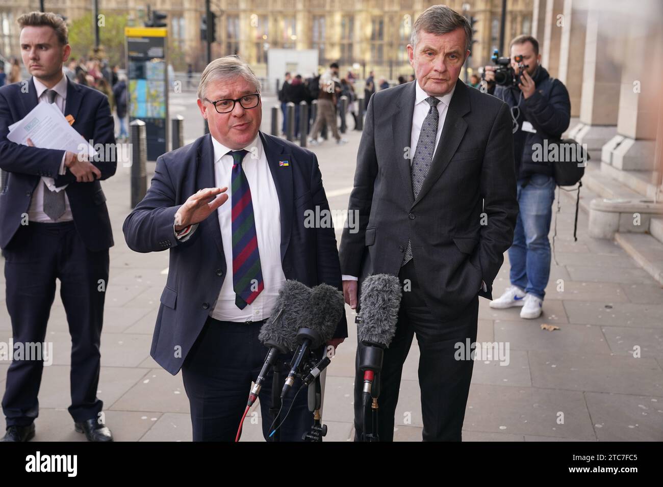 Mark Francois, presidente del gruppo europeo di ricerca (ERG), e David Jones, vice presidente, parlano con i media fuori Portcullis House, Westminster, in seguito al rilascio della "camera stellare" degli avvocati per la valutazione della legislazione del Ruanda da parte dell'ERG. Gli MPS avranno la loro prima occasione per discutere e votare sulla legge sulla sicurezza del Ruanda (asilo e immigrazione) martedì, in un test chiave della politica di asilo di Rishi Sunak. Data immagine: Lunedì 11 dicembre 2023. Il governo ha insistito sul fatto che il regime del Ruanda, attraverso il quale i richiedenti asilo nel Regno Unito sarebbero deportati a Kigali, è una parte fondamentale di prime M Foto Stock