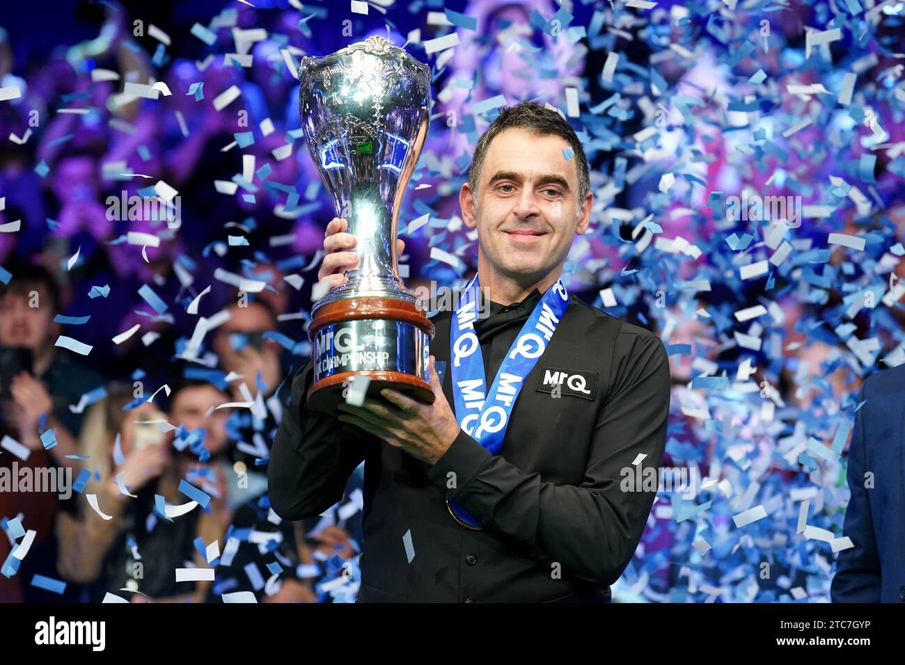 File foto datato 3-12-2023 di Ronnie o'Sullivan con il trofeo dopo aver vinto la finale del Campionato britannico MRQ 2023. Ronnie o'Sullivan si è ritirato dal BetVictor Scottish Open per motivi medici. Data di emissione: Lunedì 11 dicembre 2023. Foto Stock