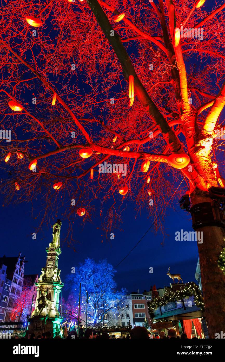 Il mercatino di Natale Heinzels Wintermaerchen al Vecchio mercato nella città storica, albero illuminato con i cuori, fontana Jan von Werth, Colonia, GE Foto Stock