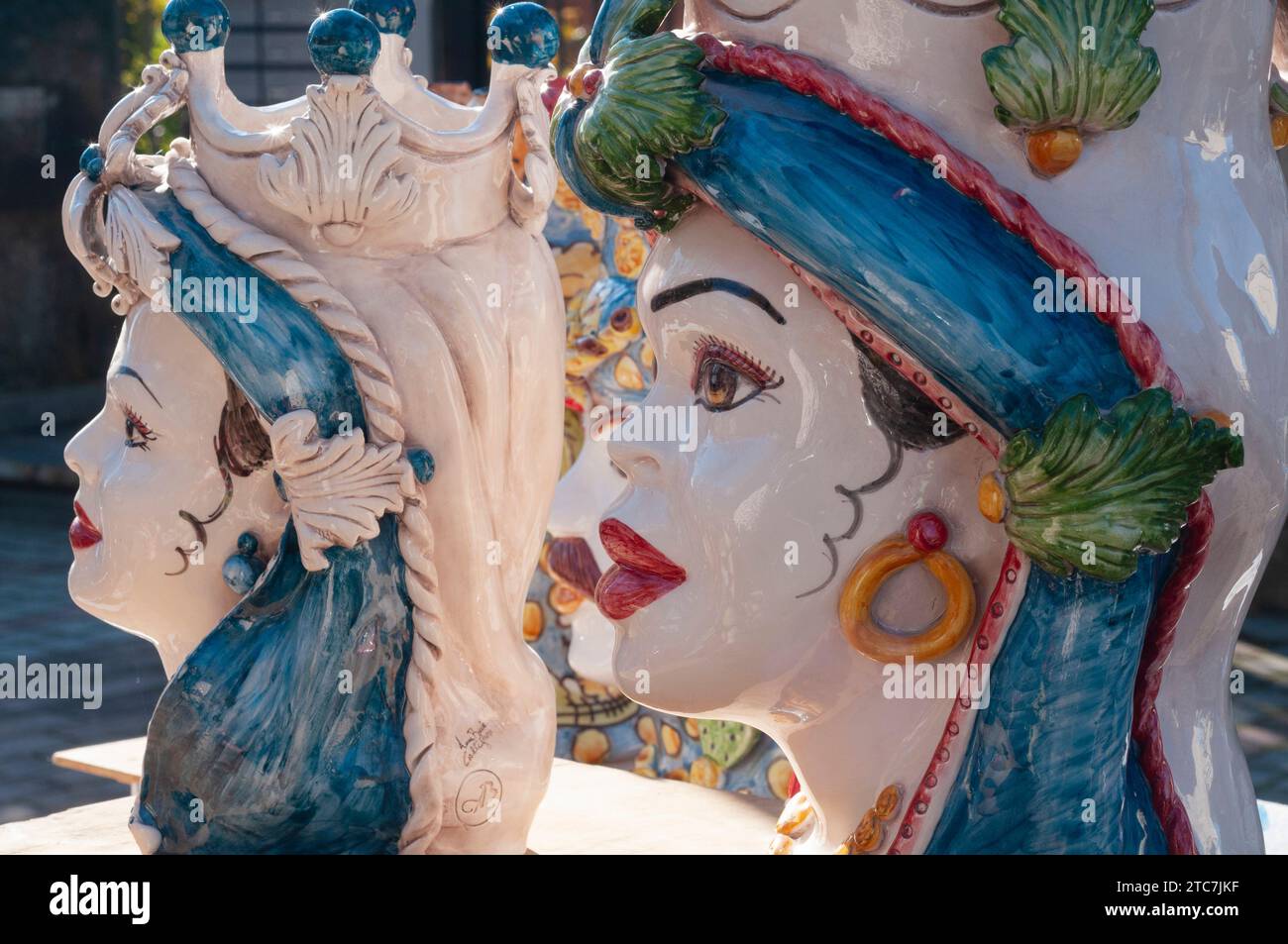 Italia, mercato delle pulci, teste di ceramica tipiche di Caltagirone Foto Stock