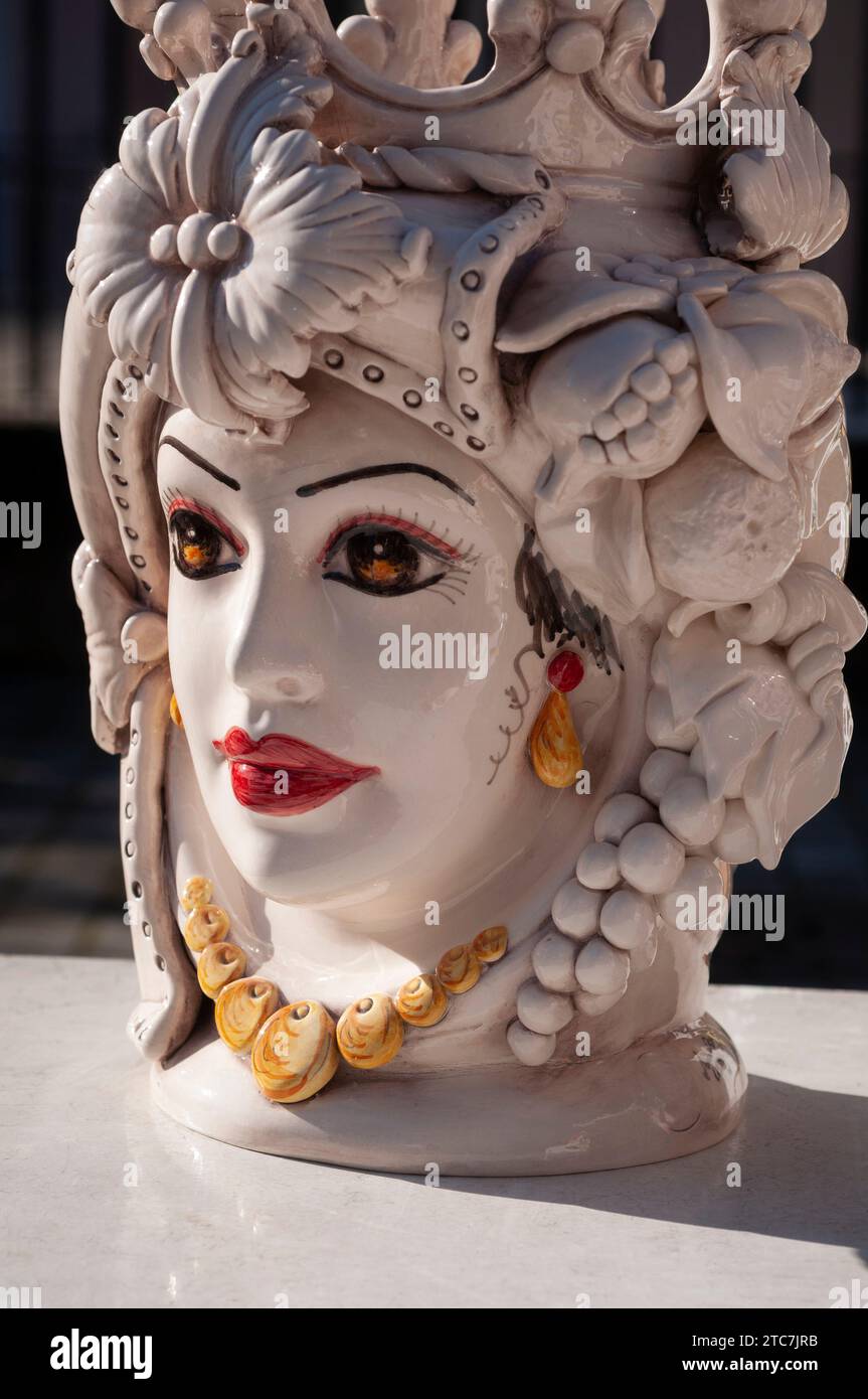 Italia, mercato delle pulci, teste di ceramica tipiche di Caltagirone Foto Stock
