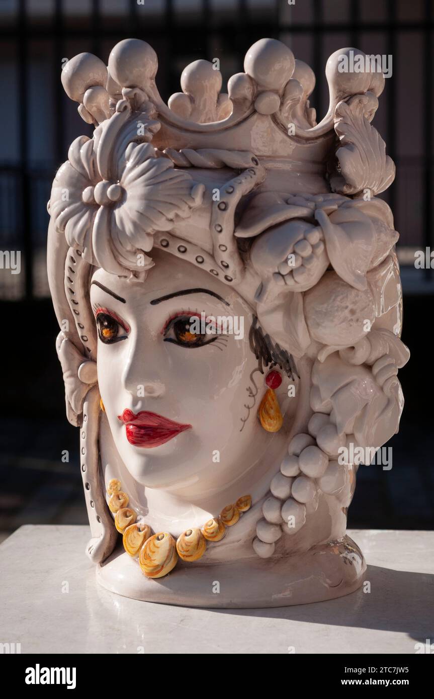 Italia, mercato delle pulci, teste di ceramica tipiche di Caltagirone Foto Stock