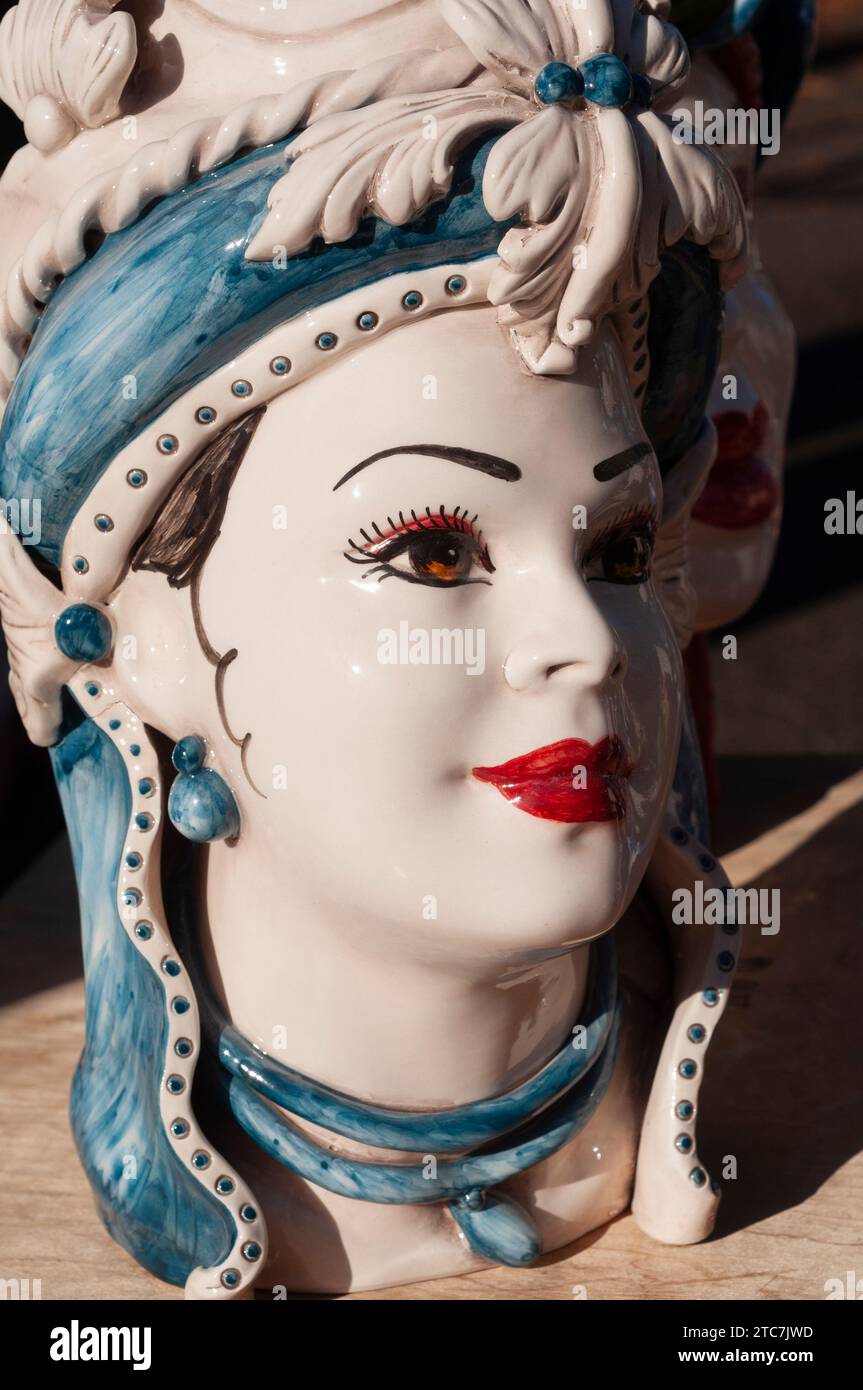 Italia, mercato delle pulci, teste di ceramica tipiche di Caltagirone Foto Stock