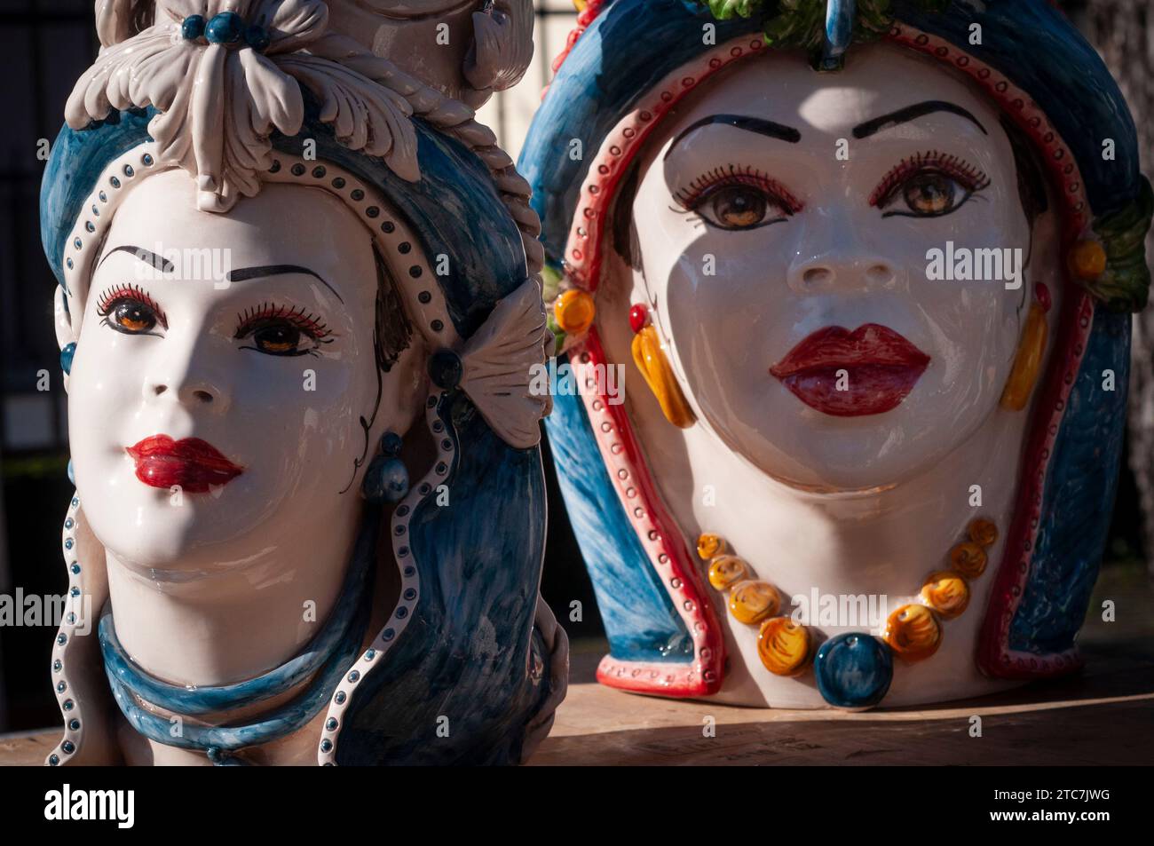 Italia, mercato delle pulci, teste di ceramica tipiche di Caltagirone Foto Stock
