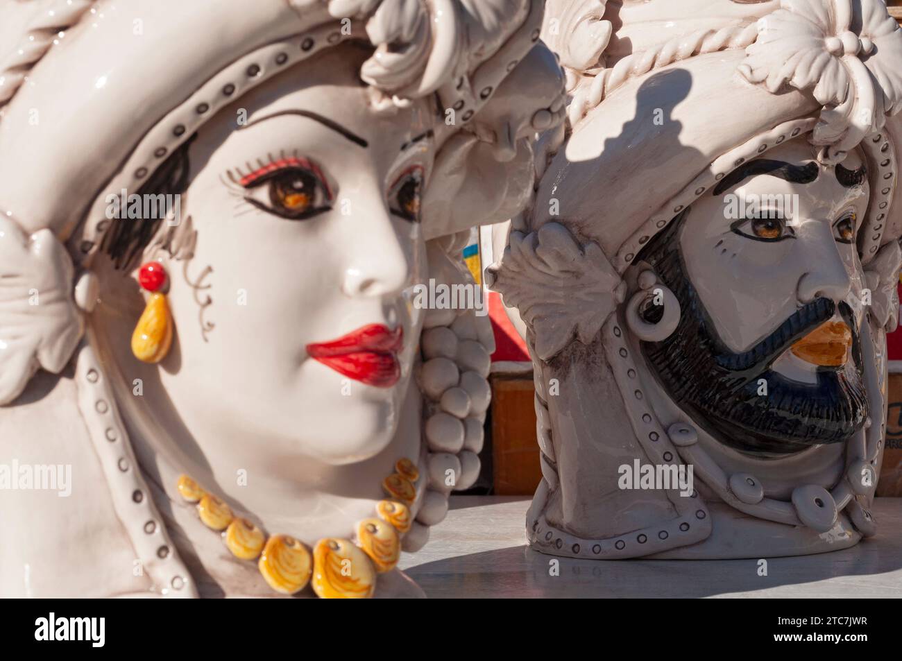 Italia, mercato delle pulci, teste di ceramica tipiche di Caltagirone Foto Stock