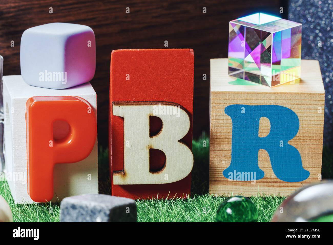 Abbrev PBR scritto in varie lettere tra diversi oggetti. Fotografia del concetto di rendering basato sul fisico Foto Stock