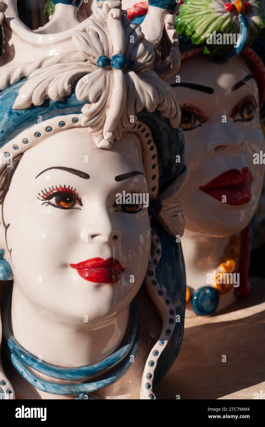 Italia, mercato delle pulci, teste di ceramica tipiche di Caltagirone Foto Stock