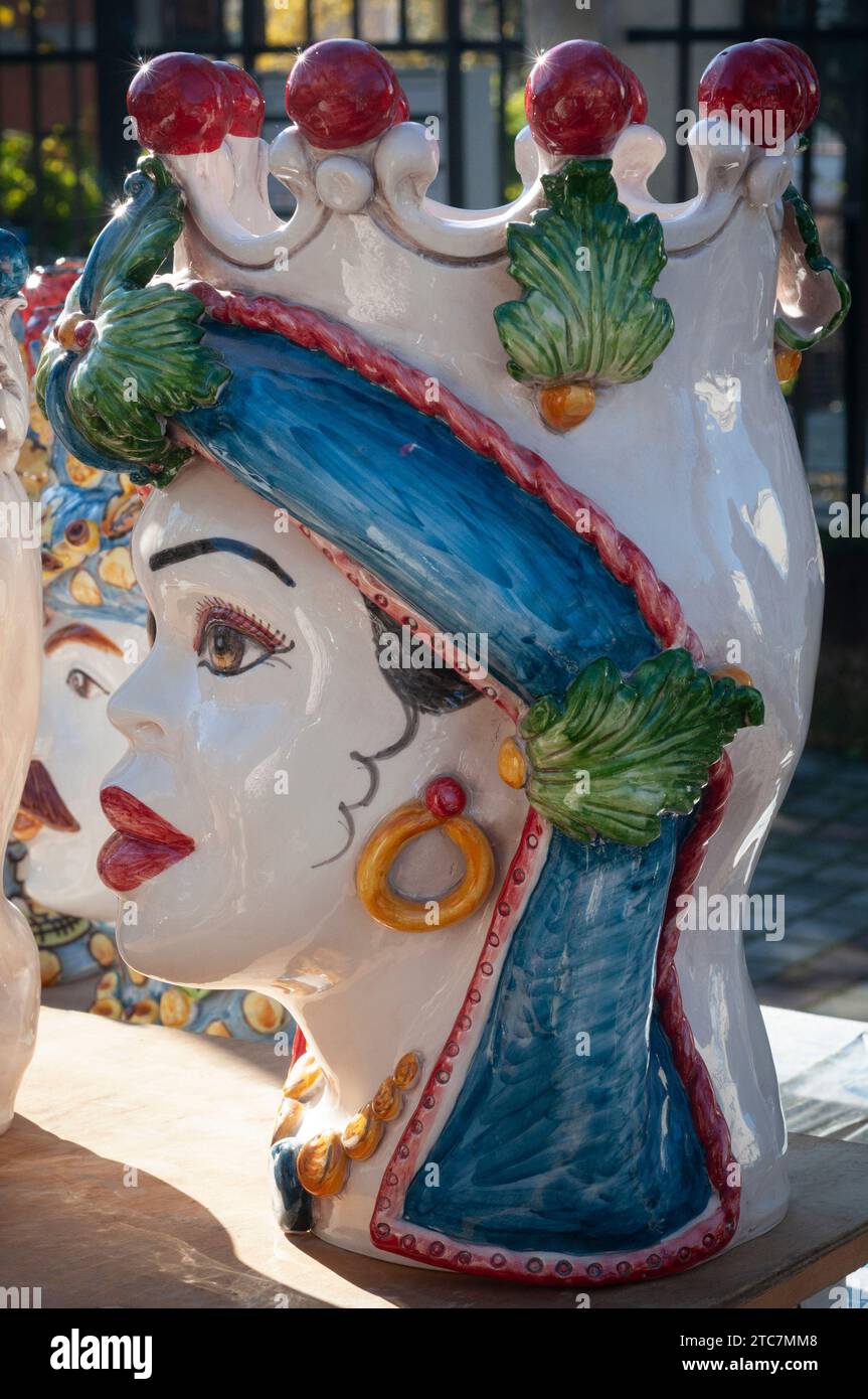 Italia, mercato delle pulci, teste di ceramica tipiche di Caltagirone Foto Stock