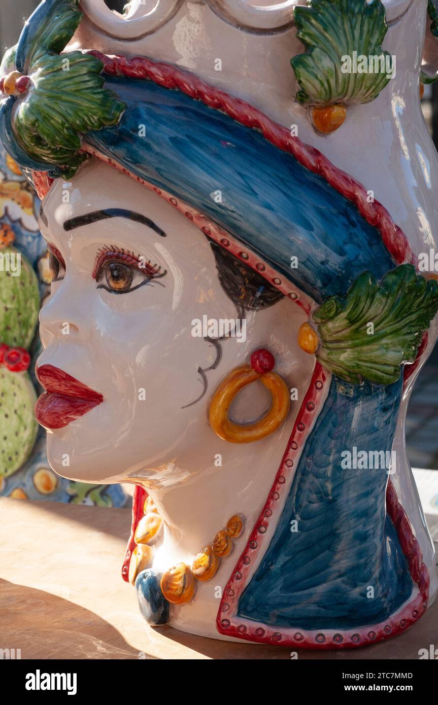 Italia, mercato delle pulci, teste di ceramica tipiche di Caltagirone Foto Stock