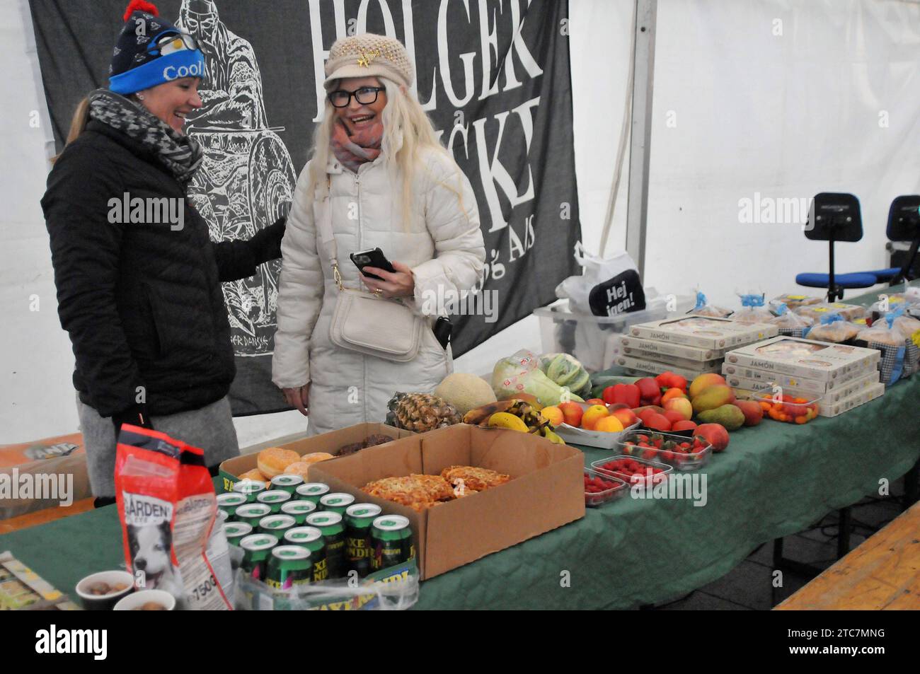 Copenhagen, Danimarca /11 December 2023/Danish Grocery store donato cibo e bevande e compagnia di trasporto providor christmas c ëlebrations per le persone senza dimora nella capitale danese. Foto.Francis Joseph Dean/Dean Pictures credito: Imago/Alamy Live News Foto Stock