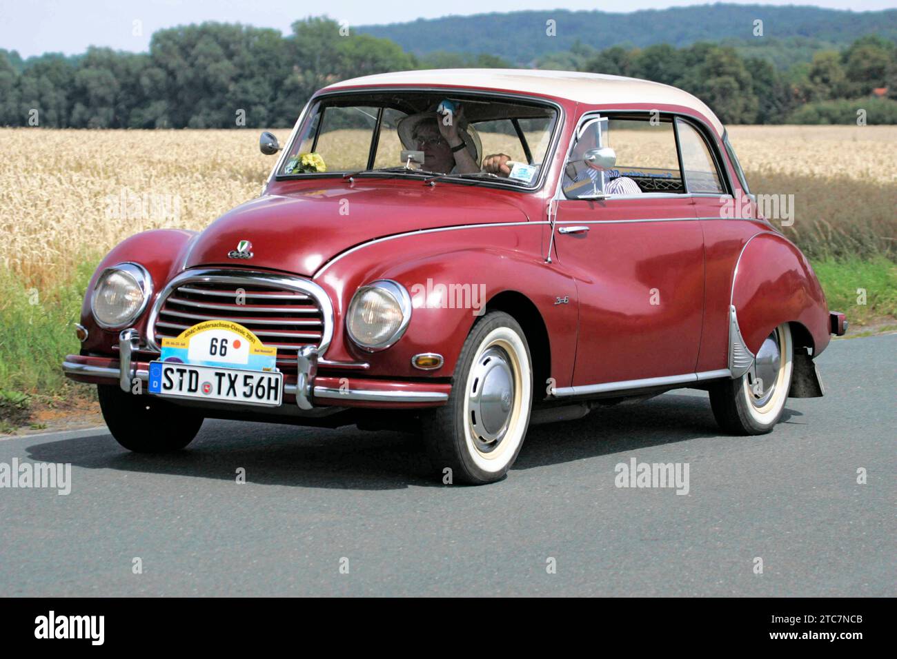 Von der ADAC - Niedersachsen - Classic 2007. Hier Auto Union DKW 36 coupé de Luxe BJ. 1956 - auf der L444 zwischen Bad Nenndorf/Reinsen und Stadthagen am 21.07.2007. *** Dall'ADAC Niedersachsen Classic 2007 qui Auto Union DKW 3 6 coupé de Luxe BJ 1956 sulla L444 tra Bad Nenndorf Reinsen e Stadthagen il 21 07 2007 Foto Stock