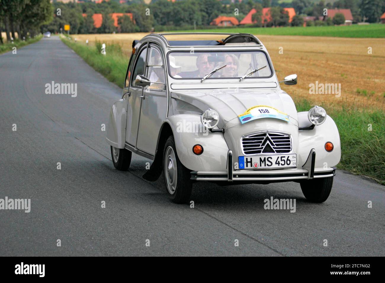 Von der ADAC - Niedersachsen - Classic 2007. Hier Citroen 2 CV BJ. 1969 - auf der L444 zwischen Bad Nenndorf/Reinsen und Stadthagen am 21.07.2007. *** Dall'ADAC Niedersachsen Classic 2007 qui Citroen 2 CV BJ 1969 sulla L444 tra Bad Nenndorf Reinsen e Stadthagen il 21 07 2007 Foto Stock
