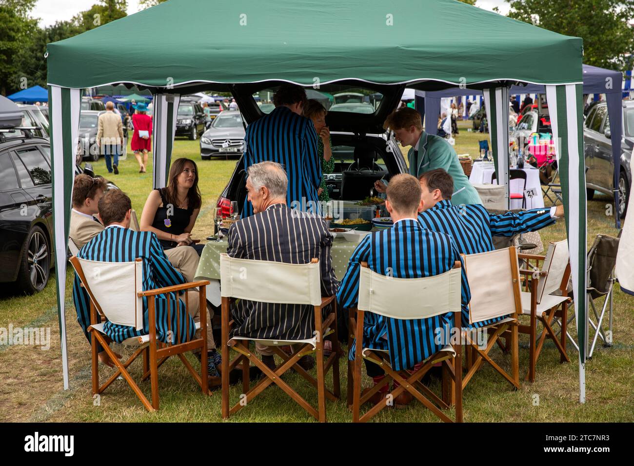 Regno Unito, Inghilterra, Berkshire, Henley Royal Regatta, picnic al parcheggio sotto il gazebo Foto Stock