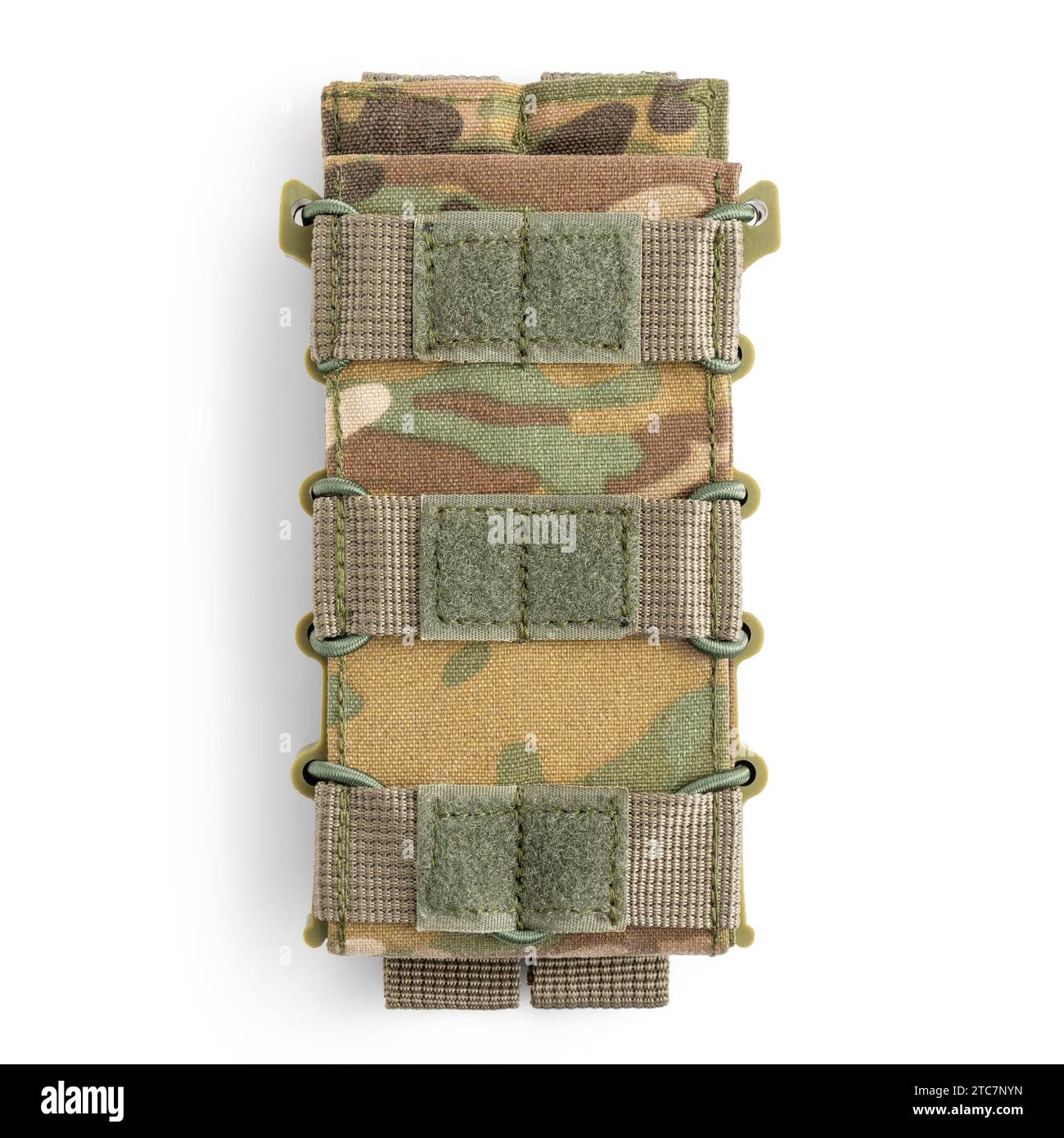 Custodia militare per cartucce mimetiche multicam. Borsa per riviste Bullet su sfondo bianco. Equipaggiamento tattico militare. Vista dall'alto. Foto Stock