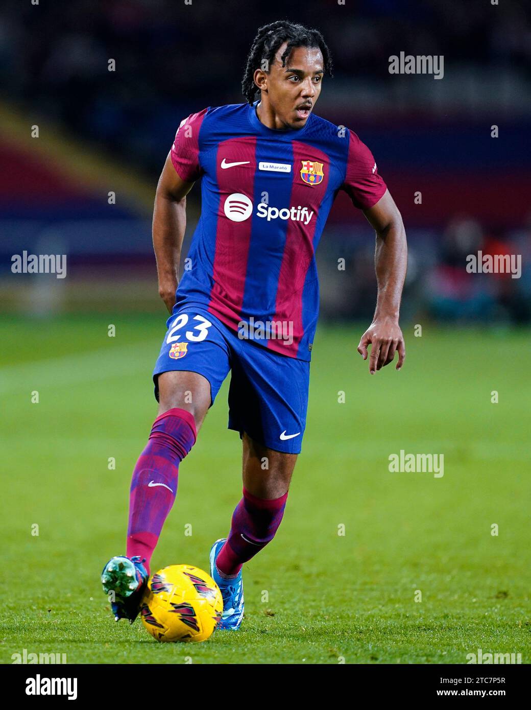 Jules Kounde del FC Barcelona durante la partita la Liga EA Sports tra FC Barcelona e Girona FC giocata al Lluis Companys Stadium il 10 dicembre 2023 a Barcellona, in Spagna. (Foto di Sergio Ruiz / PRESSINPHOTO) Foto Stock