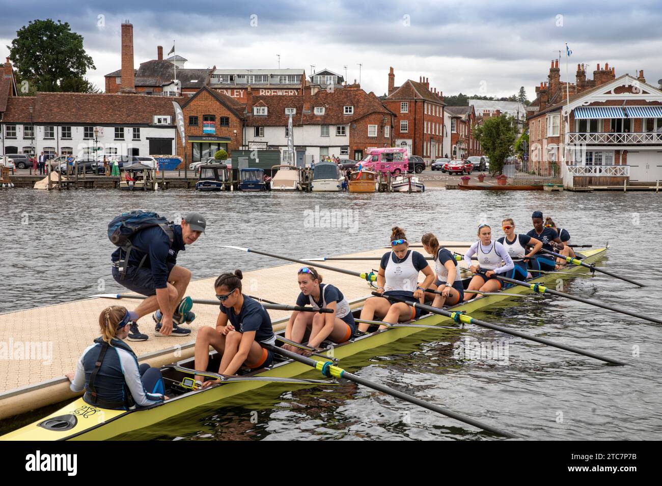 Regno Unito, Inghilterra, Berkshire, Henley Royal Regatta, equipaggio femminile che si prepara a correre Foto Stock