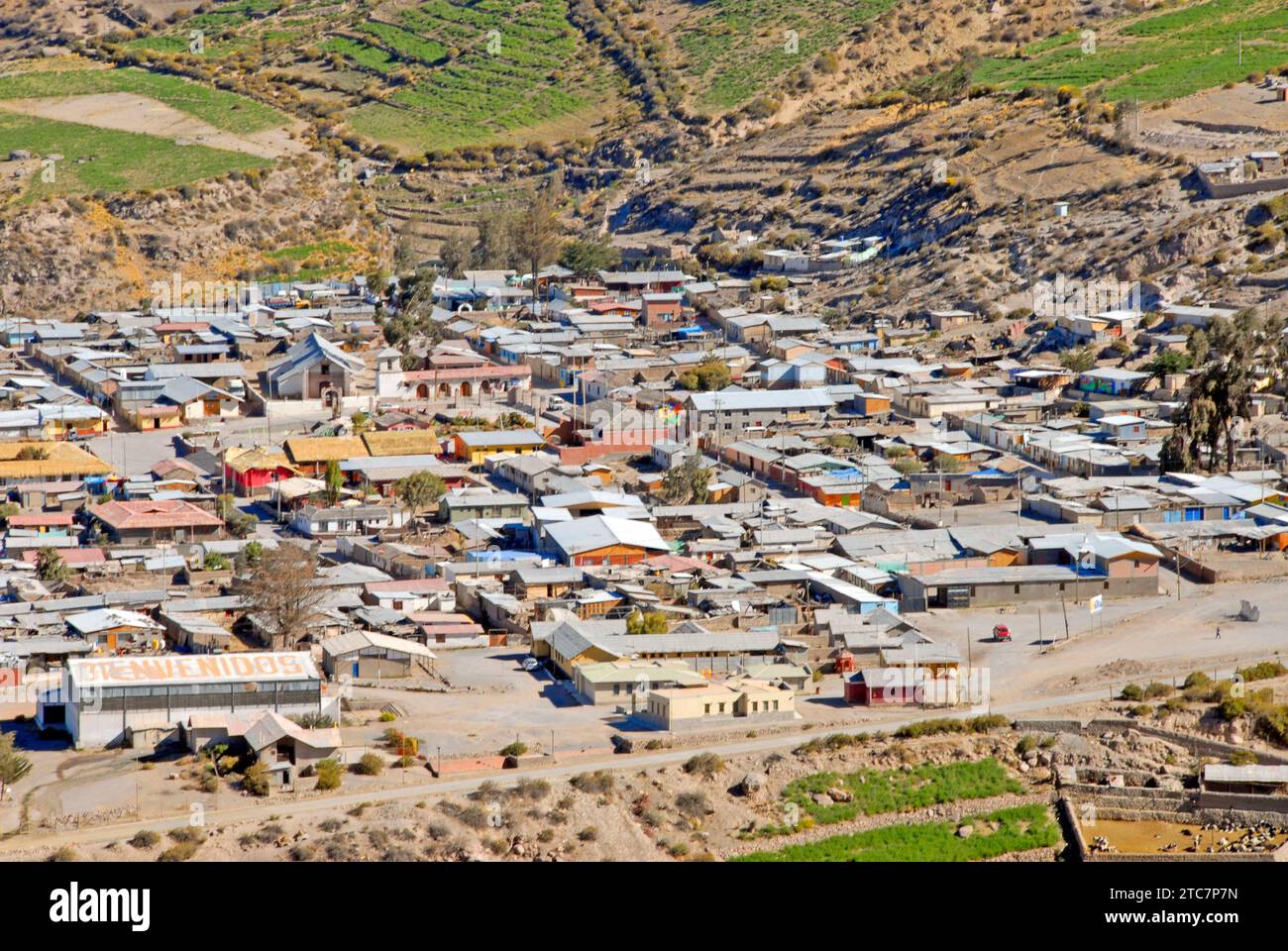 Putre cty, vulcano Taapaca (a destra), Arica y Parinacota, Altiplano, Cile Foto Stock