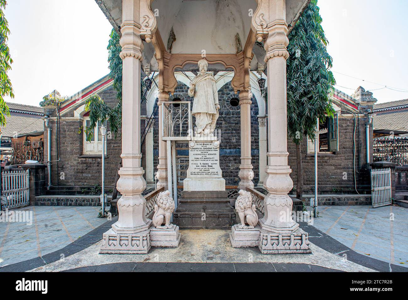 01 19 2007 Statua d'epoca di Lokmanya Tilak presso l'Old Manadai Reay's Market in stile gotico. Architettura di stile ora Mahatma Phule Mandai Pune. Maharashtra. Foto Stock