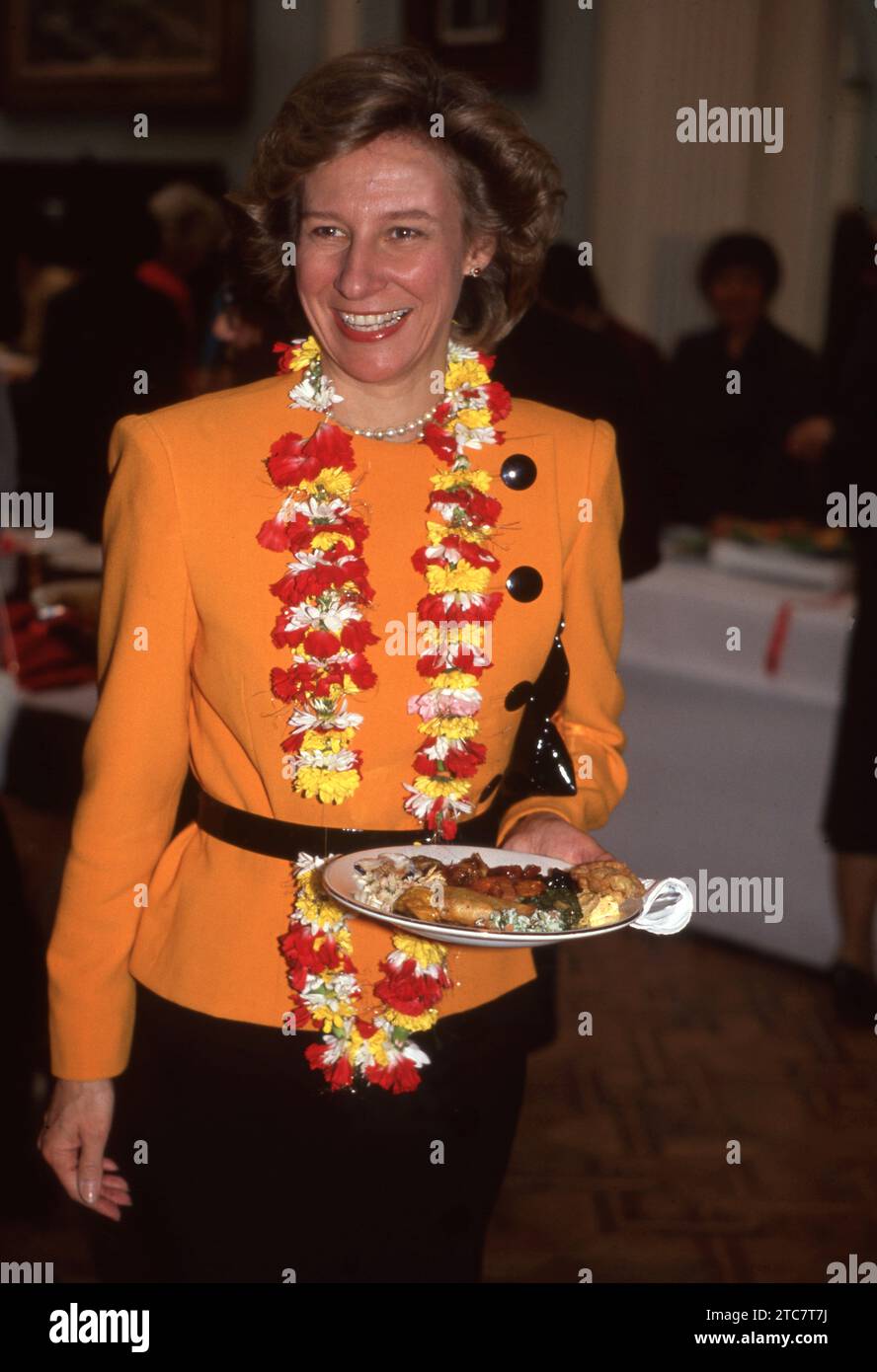 Birgitte, la Duchessa di Gloucester all'Ambasciata reale del Nepalese il 28 febbraio 1991 con alcuni piatti asiatici foto dell'Archivio Henshaw Foto Stock