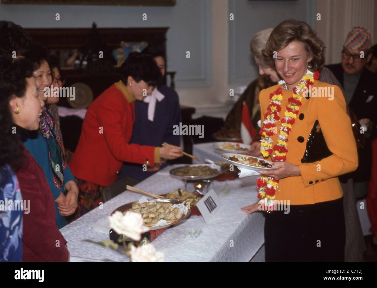 Birgitte, la Duchessa di Gloucester all'Ambasciata reale del Nepalese il 28 febbraio 1991 con alcuni piatti asiatici foto dell'archivio Henshaw Foto Stock