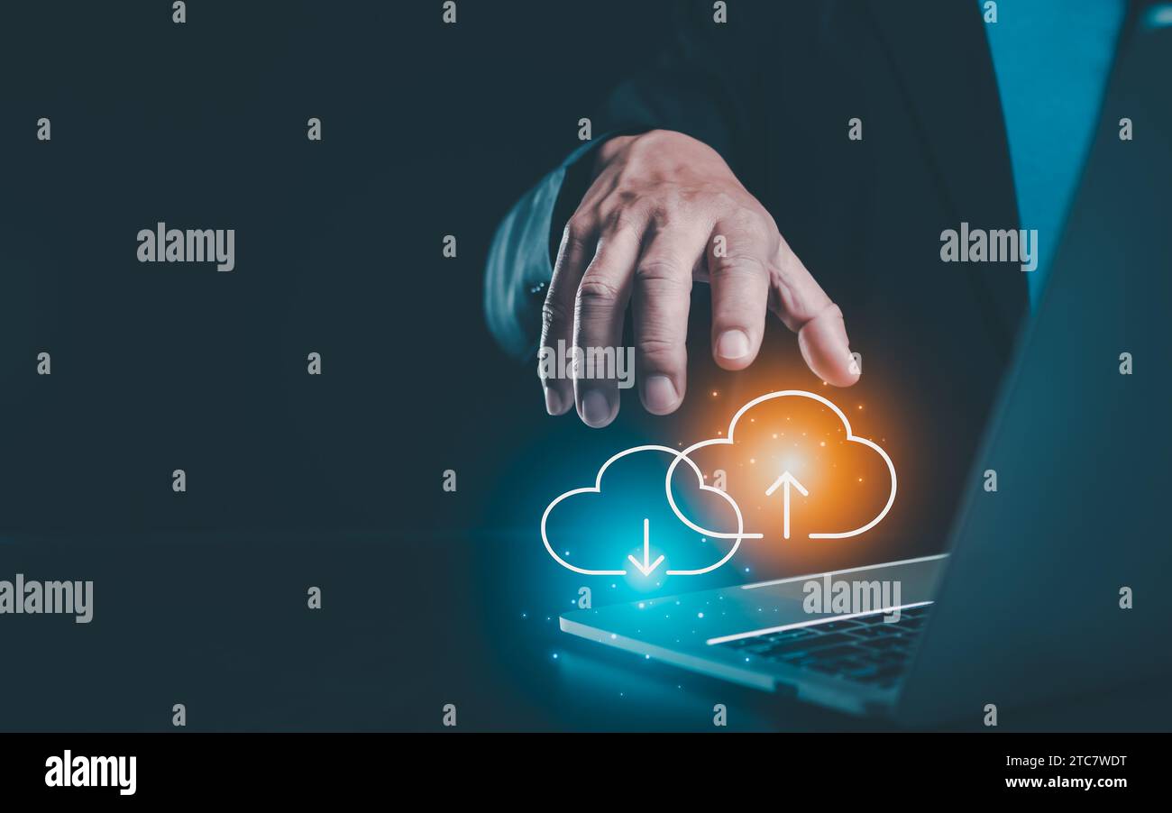 Human utilizza un laptop per il download e il backup tramite tecnologia di rete cloud digitale, tecnologia di storage cloud computing, piattaforma di archiviazione dati, Business NET Foto Stock